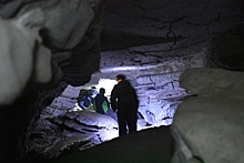 Туристы во время прогулки случайно нашли уникальную пещеру
