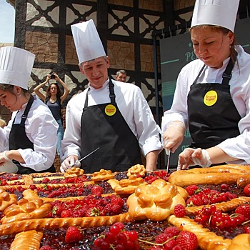 В Анапе испекли самый большой в России ягодный пирог (фото, видео)