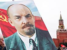 Левые России держат красный флаг для будущего