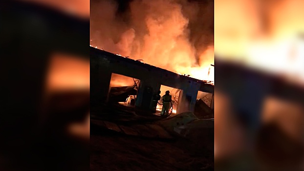 В Красноярске произошел крупный пожар на автомойке: видео