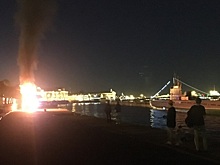 Машина сгорела, врезавшись в тумбу у музея-подлодки в Петербурге. Видео