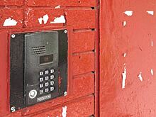 На Ленинском проспекте починили входную дверь подъезда