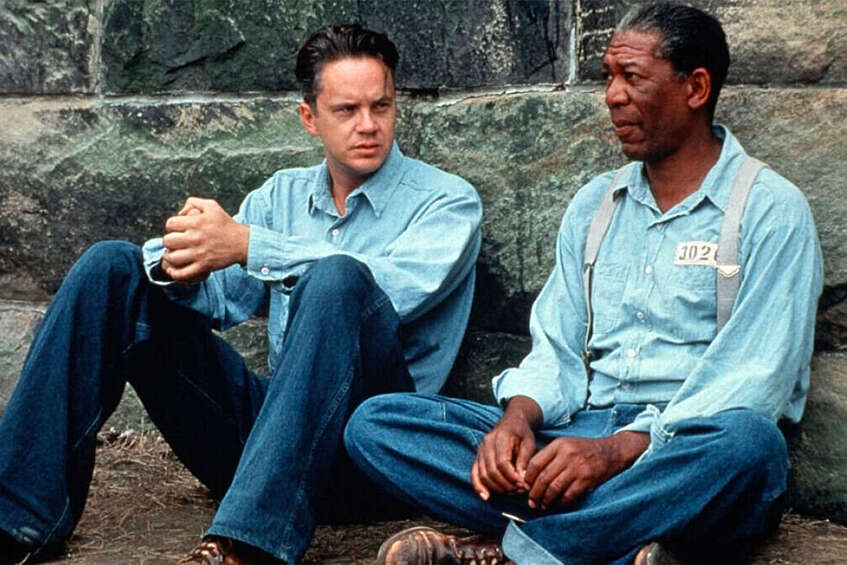 «Побег из Шоушенка» (The Shawshank Redemption), 1994 Кинг любит повторять байку про то, как незнакомая женщина на презентации очередного ужастика пожурила его, обвинив книги писателя в дурновкусии. Следом женщина привела в пример «настоящую литературу»: «Вот «Побег из Шоушенка» — это гениальная история». Когда же Кинг отметил, что ее написал тоже он, женщина отмахнулась, не поверив словам автора. Масштабная 140-минутная драма Фрэнка Дарабонта выросла из небольшого по объему рассказа Кинга «Рита Хейуорт и спасение из Шоушенка». Картина рассказывает о ложно обвиненном герое Энди Дюфрейне, который был вынужден провести почти 20 лет в тюрьме. Благодаря титаническим усилиям ему удается совершить побег, добыв для себя желанную свободу. Картина третье десятилетие входит в топ лучших фильмов всех времен и считается настоящей классикой. Дарабонт сумел уловить свободолюбивый дух истории о герое, которого жизнь испытывала на прочность, но так и не смогла сломить. Пример Дюфрейна — триумф человеческой воли и жизнелюбия