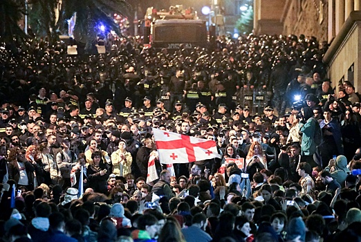 ТАСС: В Тбилиси митингующие завершили шествие символическим кругом у парламента