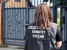 В Энгельсе мужчину придавило автомобилем во время его ремонта
