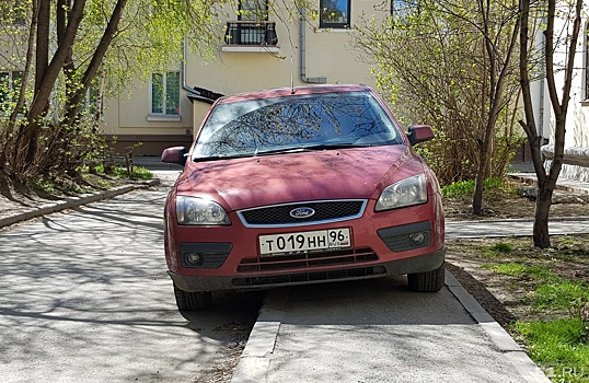 «Я паркуюсь как...»: гаишники-нарушители, автохамы «Почты России» и «инвалид» у мэрии Екатеринбурга