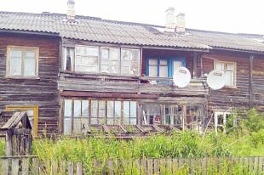 «Капремонт не поможет». Как живут в Каргопольском доме, тонущем в болоте