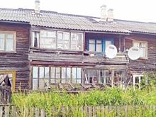 «Капремонт не поможет». Как живут в Каргопольском доме, тонущем в болоте