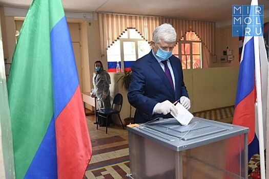 Спикер парламента Дагестана Хизри Шихсаидов принял участие в голосовании