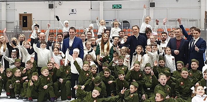 Татьяна Навка, юные хоккеисты и фигуристы провели акцию «Бессмертный полк» на льду арены имени Петрова в Красногорске