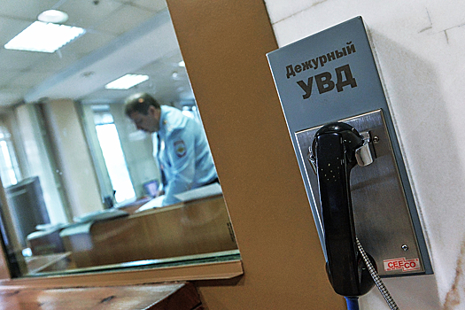 Приезжий под видом полицейского похитил у россиянки сотни тысяч рублей в Москве