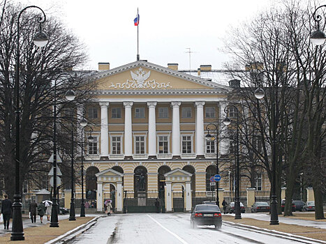 Смольный в объятьях лобби, или Кто платит за послушный парламент