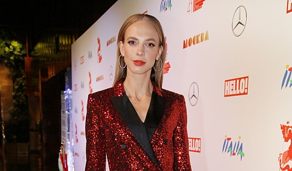 Сысоева пришла на вечер итальянского кино в коротком платье-пиджаке, а Безрукова — в неузнаваемом образе с афрокудрями