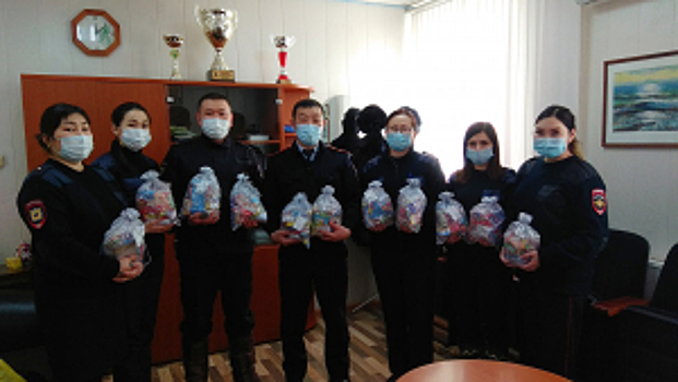 В Бурятии Полицейский Дед Мороз продолжает радовать ребятишек