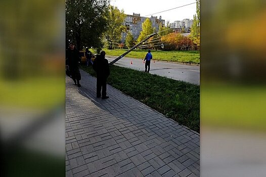 «Девятка» опрокинула столб на провода в Автозаводском районе (ФОТО)