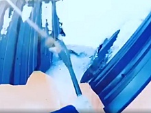 Глава городского хозяйства сам залез на крышу чистить лёд. Ярославцы кричат: «одурел»