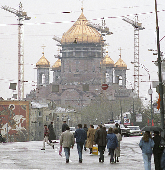 Был восстановлен Храм Христа Спасителя. В 1994 году началось воссоздание собора, а через шесть лет в нем отслужили первую торжественную Рождественскую литургию.