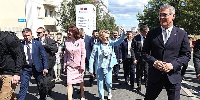 Матвиенко и Кочанова оценили новинки техники на Форуме регионов в Уфе