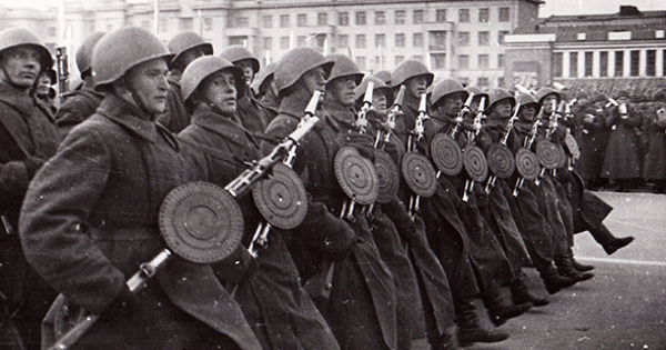 Фото с парада 7 ноября 1941 года