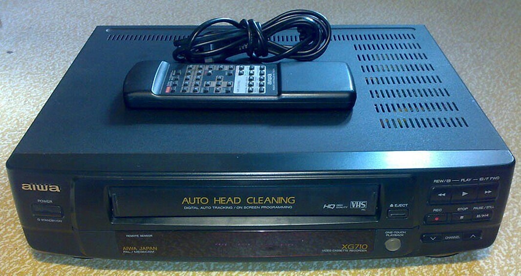 Видеомагнитофон. У кого-нибудь на даче сохранились кассеты для VHS?