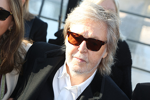 82-летнего певца Пола Маккартни засняли на пляже с женой