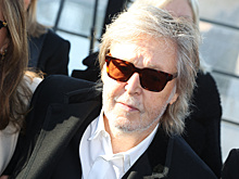 82-летнего певца Пола Маккартни засняли на пляже с женой