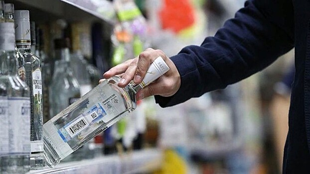 В Кирово-Чепецке мужчина пытался выпить бутылку водки в магазине, не заплатив за нее