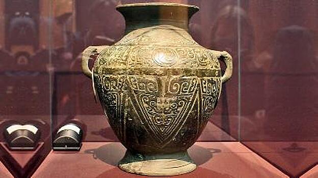 Китайские археологи при раскопках нашли бронзовый сосуд династии Западная Чжоу