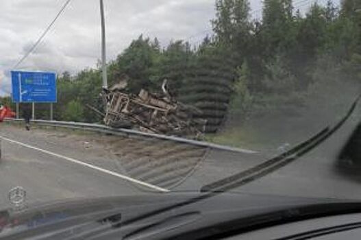 Под Лугой из-за аварии два грузовика превратились в груду металла