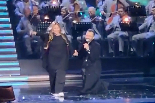 Денис Клявер встал на колени перед Анитой Цой: певица отметила 55 лет