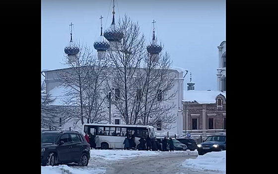 На Соборной площади рязанского Касимова туристы вытолкали из снега застрявший автобус