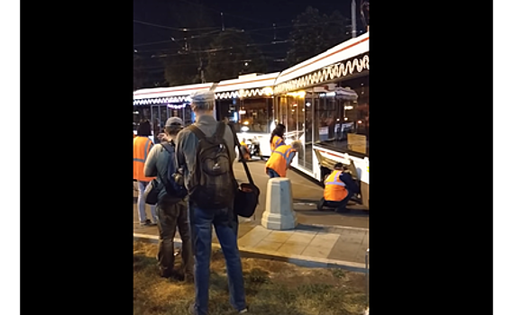 Трамвай сошел с рельсов в Москве. ВИДЕО