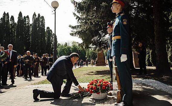 Александр Хинштейн возложил цветы на мемориале «Памяти павших»