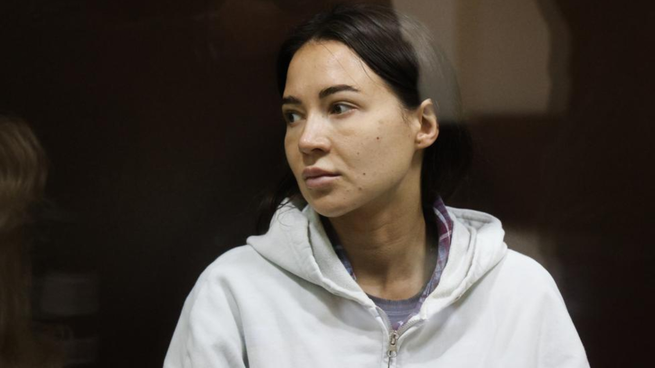 Суд продлил домашний арест Артему и Валерии Чекалиным