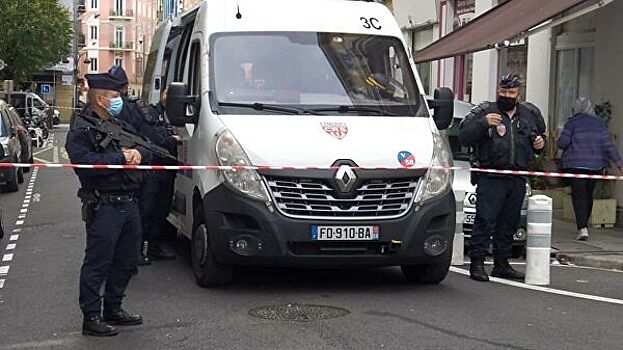 Во Франции неизвестный с ножом ранил двух человек