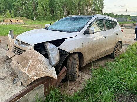 В Афанасьево «Хендай» не справился с управлением и въехал в ограждение