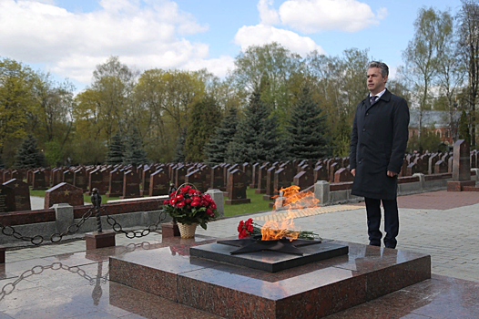 Префект ВАО возложил цветы к мемориалу на Преображенском кладбище