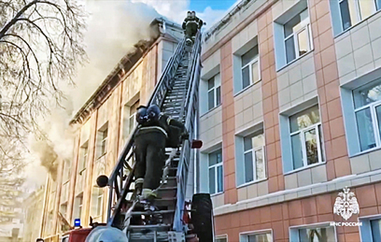 Спасатели эвакуировали более 600 человек из-за пожара в педколледже Новосибирска