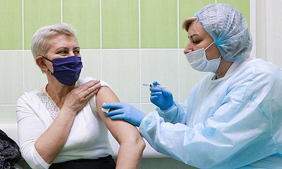 Мурашко призвал привить от коронавируса всех пожилых россиян