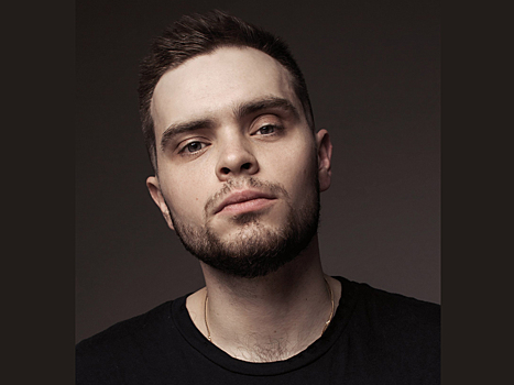 «Уберите палец от лица!»: как выбрать удачную позу для фотосессии