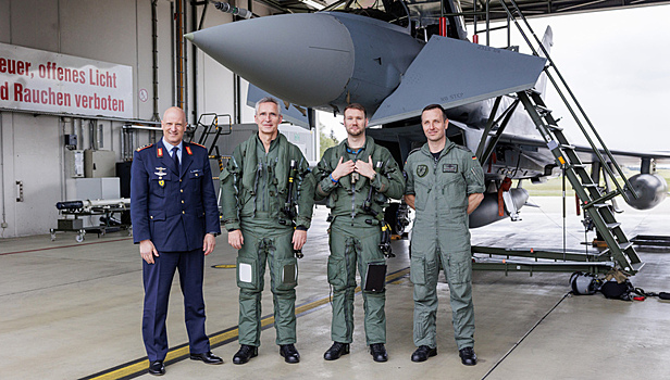 Генсек НАТО полетал на истребителе Eurofighter