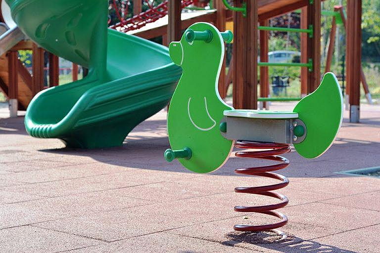 Резиновое покрытие на детской площадке в парке «Кузьминки-Люблино» отремонтируют