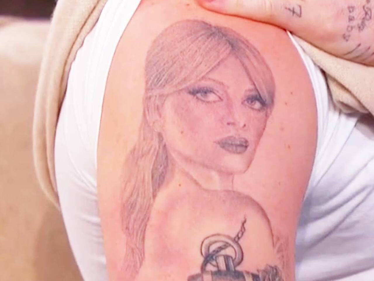 Тату жене видео. Парные тату на шее для влюбленных. Цветные татуировки для девушек. Икона стиля была адвокатом татуиров. Тат.