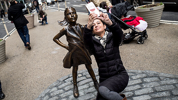 В Нью-Йорке появился памятник храброй девочке