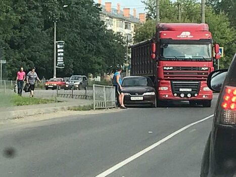 В Орле фура «прижала» легковушку к забору на повороте