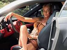 Волочкова обнажила ноги в Maybach и попала на фото