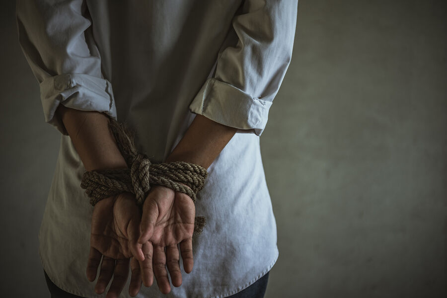 Россиянин похитил знакомую и избивал ее ломом у себя в гараже