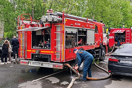 Гигантский пожар на складе с вещами екатеринбуржцев потушили: «Не исключен поджог»