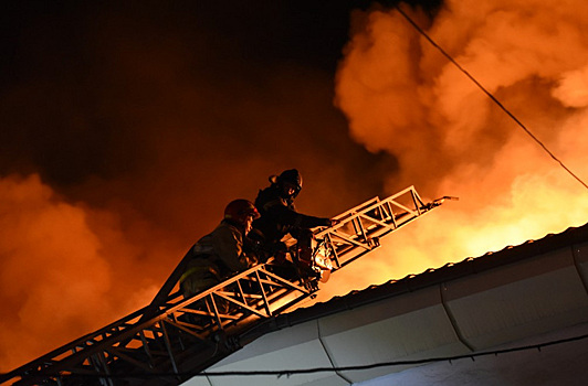 МЧС: в Перми во время пожара в жилом доме рухнула кровля