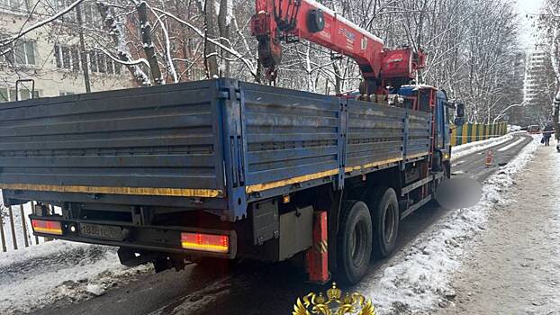 Водитель крана-манипулятора насмерть сбил женщину на&nbsp;северо-западе Москвы